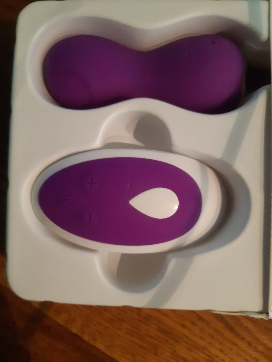 LustigeLisa89's tweet photo. Ich finde es gar nicht schlimm, dass es keine große Silvesterparty gibt. Da bleibt mehr Zeit die Weihnachtsgeschenke zu testen.🥰 Wer will die Fernbedienung haben? https://t.co/IDAtNFw85r