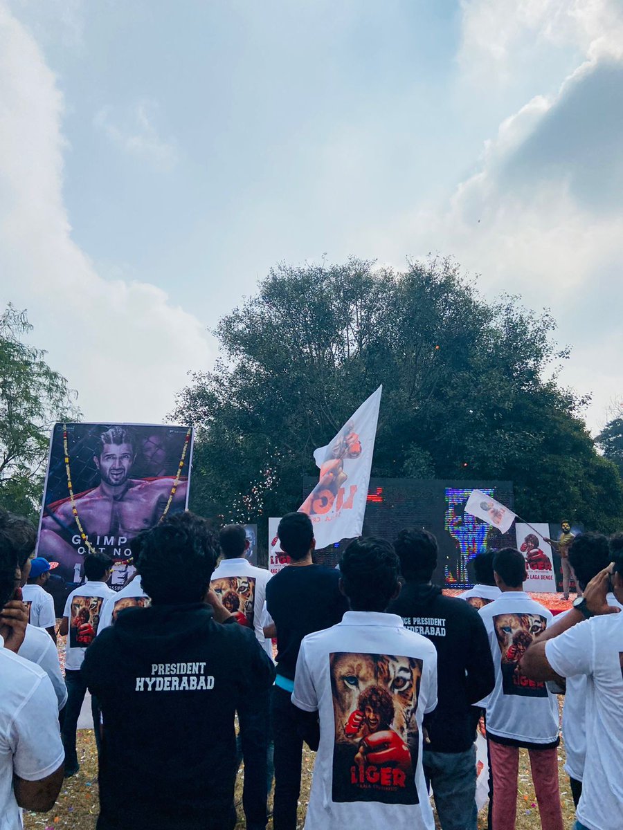 Rowdyfan_Nani's tweet photo. Celebration videos and pictures getting ready 🔥🔥🔥
#LigerHyderabadCelebrations 
Massive Response 💥 
Rowdies made it Huge ✨
@TheDeverakonda  ❤️ 
#Liger #LigerFirstGlimpse 
#Ligerglimpse #Hyderabad
@PuriConnects  @Charmmeofficial 
@purijagan 🙏 U killed it 💥🔥
@karanjohar https://t.co/slNycGv8DS