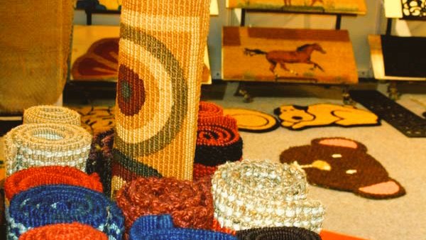 IndiainSaoTome's tweet photo. Kerala's rich cultural heritage has an edge when it comes to eco-friendly handicrafts. It maintains its tradition of making beautiful handicrafts made of ivory, bamboo, palm leaves, seashells, wood, coconut shells, clay, cloth, metals, stone etc. #Vote4local @KeralaTourism https://t.co/kSMpvcsRZm