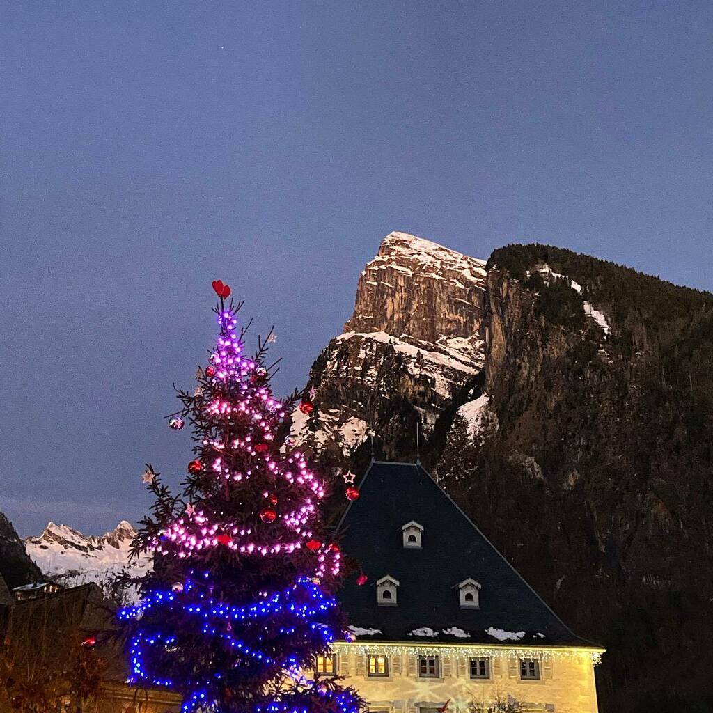 TomLape's tweet photo. S A M O Ë N S ❤️🏔🎄❄️🎅🏻🎿⛷
•
#Samoëns #HauteSavoie #IgersHauteSavoie #Criou #Montagne #Mountain #GrandMassif #AuvergneRhôneAlpes #Hiver #Winter #Famille #Vacances #BøñTęmpš https://t.co/y2zSsRVzVY https://t.co/vbwmOZ8mUm