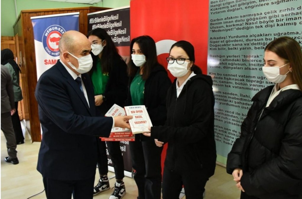 AtakumEbs's tweet photo. Samsun Genç Memur-Sen ve Eğitim-Bir-Sen işbirliği ile öğrencilerimizin duygu ve düşüncelerini anlamlı bir şekilde ifade edebilme becerisinin gelişimi amaçlı kitap okumayı hedefleyen #Bir #Bilenle #Bilge #Nesil adlı her sene düzenli olarak gerçekleştirilen proje hayata geçirildi. https://t.co/JBwpEwePzh