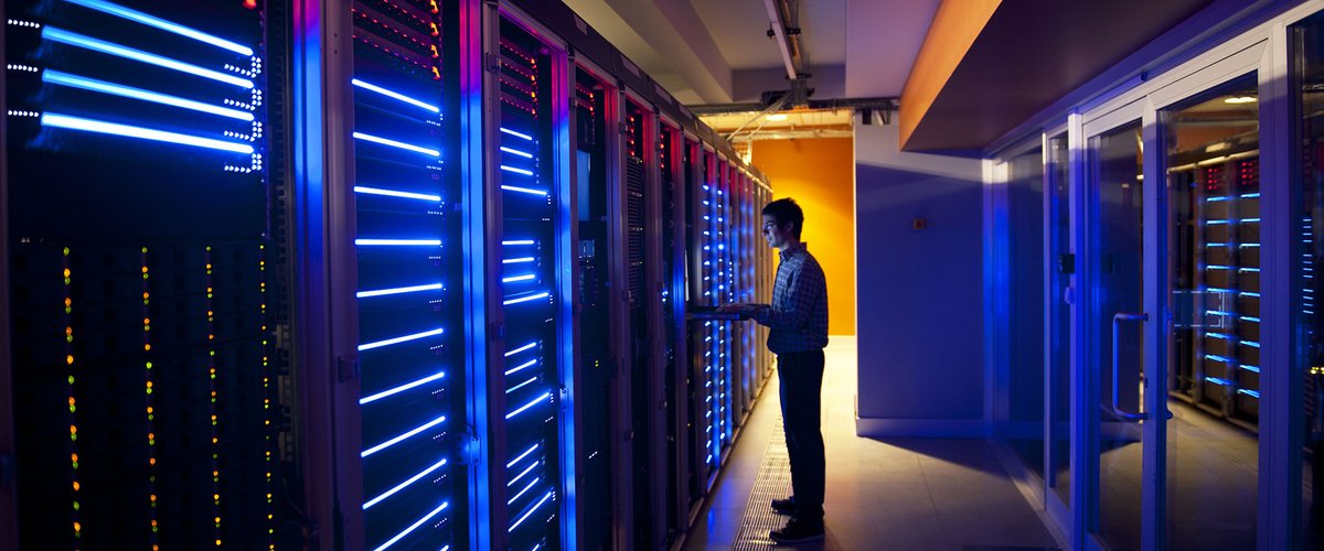 [Guide 🧭] Des KMs de #fibre, des milliers de serveurs informatiques, des onduleurs, des batteries… 
On vous fait visiter un #datacenter 👉 bit.ly/3eeSPAr