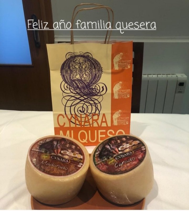 Pon tu mano derecha sobre tu hombro izquierdo y tu mano izquierda sobre tu hombro derecho. Acabas de recibir un abrazo a distancia ¡y con todas las garantías de seguridad! ¡Feliz año!🧀🧀🍷🍷🍾🍾