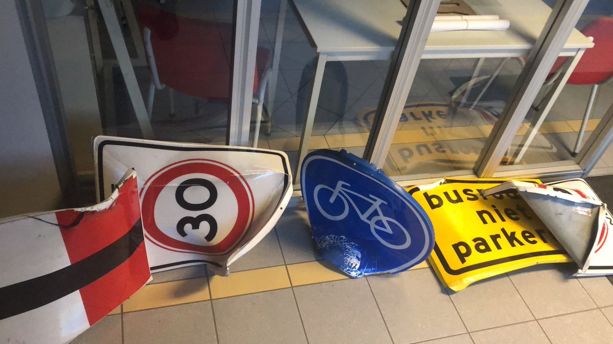 Afgelopen avond nacht vond iemand het blijkbaar nodig deze borden met vuurwerk te vernielen in Nes. Getuige oproep: wie heeft de dader gezien of is de dader zo dapper om zich zelf te melden. WL