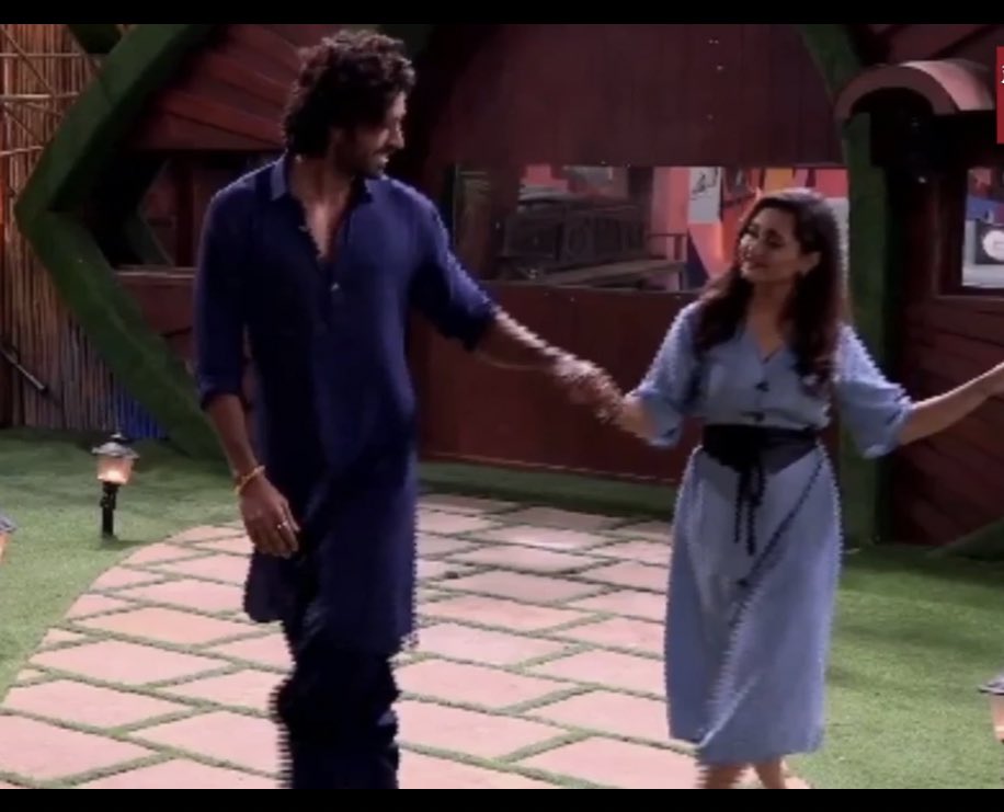 Fatimah31715516's tweet photo. So according to #flushmi fans, #UmarRiaz starts getting more screen time cause of baji. 🤣😂 sabar rakho thuamri baji ko larka mil jaye ga 🤣😂 

#RashmiDesai be like : 36 aye gye 36 jaye gye 🤭🤣 https://t.co/kUd3QJKpU5