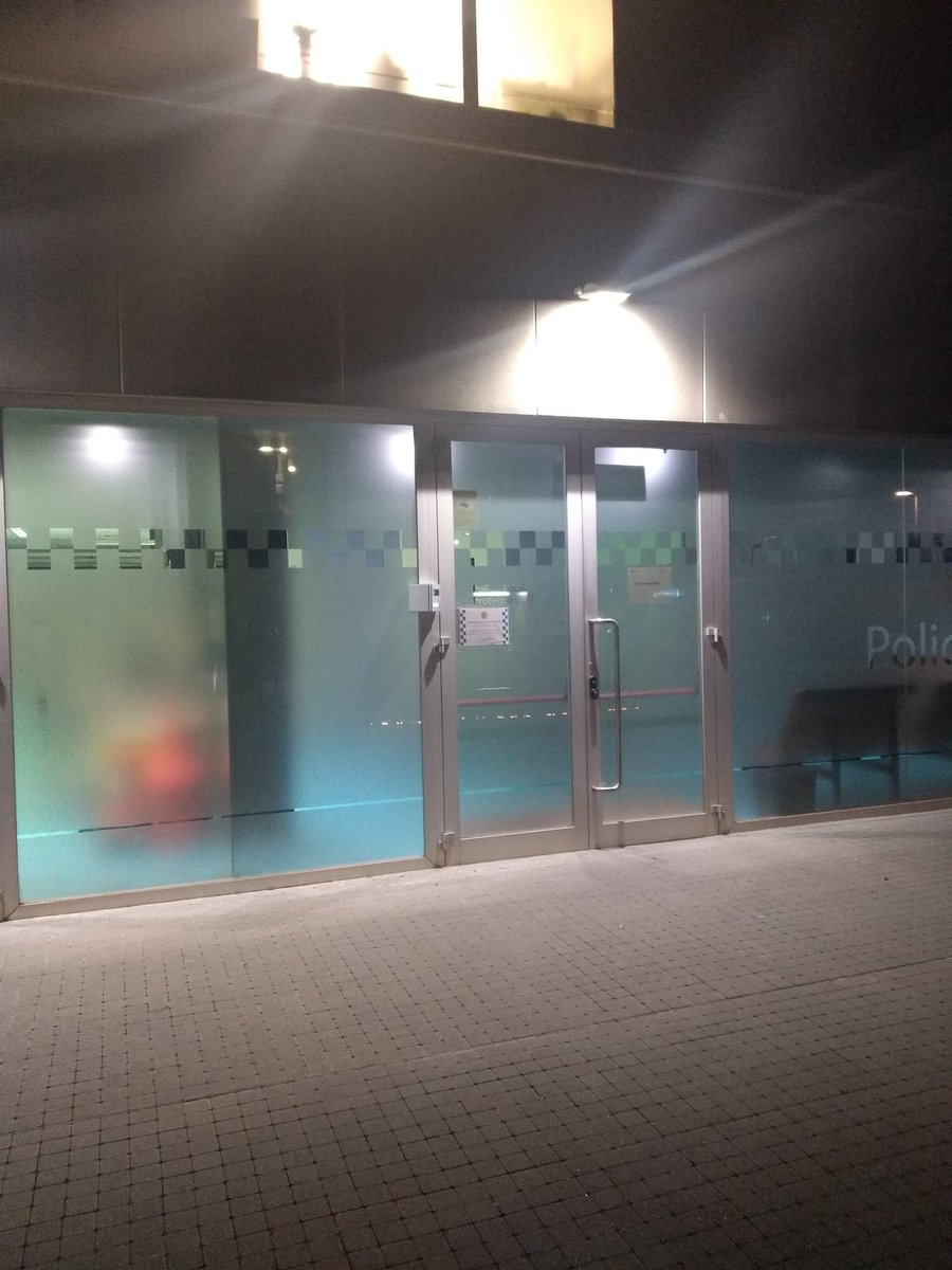 Davant el tancament aquesta darrera nit de la Prefectura de la Policia Local de #SantCugat per manca d'efectius algú assumirà responsabilitats polítiques? Alguna cosa a dir <a href="/mireiaingla/">Mireia Ingla Mas</a> <a href="/FrancescCarol/">Francesc Carol</a> <a href="/ajsantcugat/">Aj. Sant Cugat</a>? #SantCugatSegur