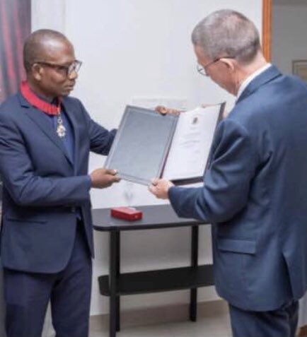 XavierLeblanc16's tweet photo. Belgique 🇧🇪 - Bénin 🇧🇯

Cotonou, 15 novembre 2021.

Moment de convivialité à l’occasion de la Fête du Roi 🇧🇪 

Cérémonie en reconnaissance envers un acteur majeur de nos relations économiques bilatérales. https://t.co/nOBxyBXxuF
