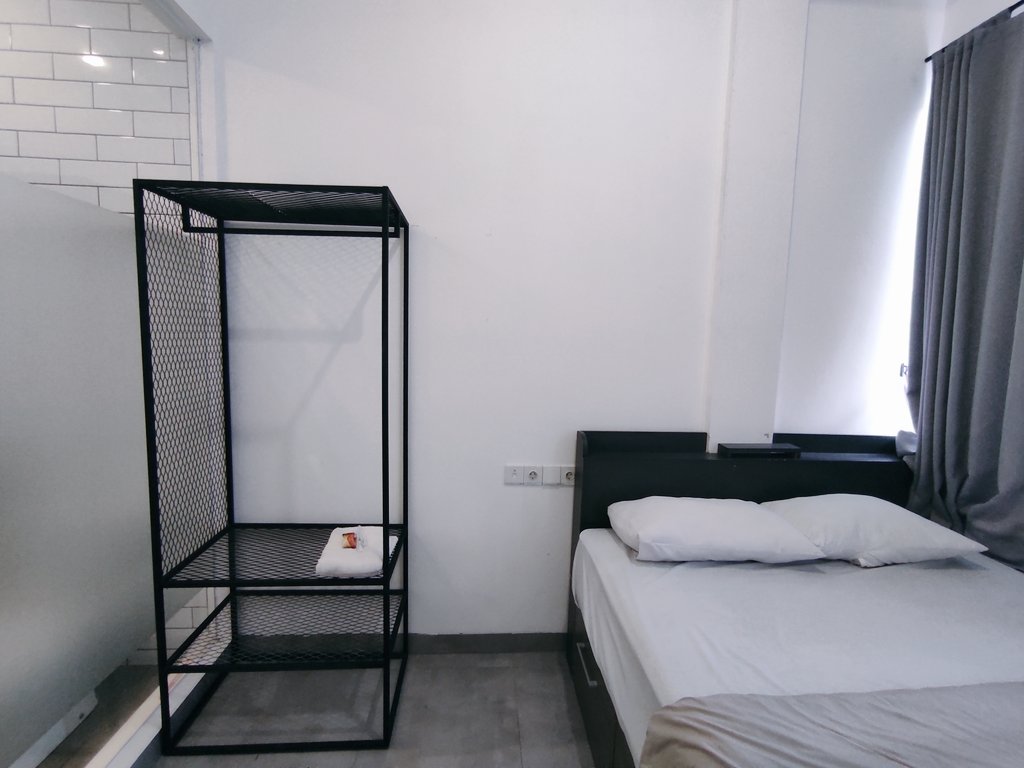 Widino's tweet photo. Hostel konsep industrial minimalis, saking minimalisnya gada lift, gada receptionist, gada lobby, gapake check in, gapake liatin KTP. Blass langsung masuk kamar, nomor kamar dan kode akses dikirim via whatsapp. 

Perfect bgt buat yg mau ngamar berdua, 100% aman ✌😂 https://t.co/GOeVqaRGm1