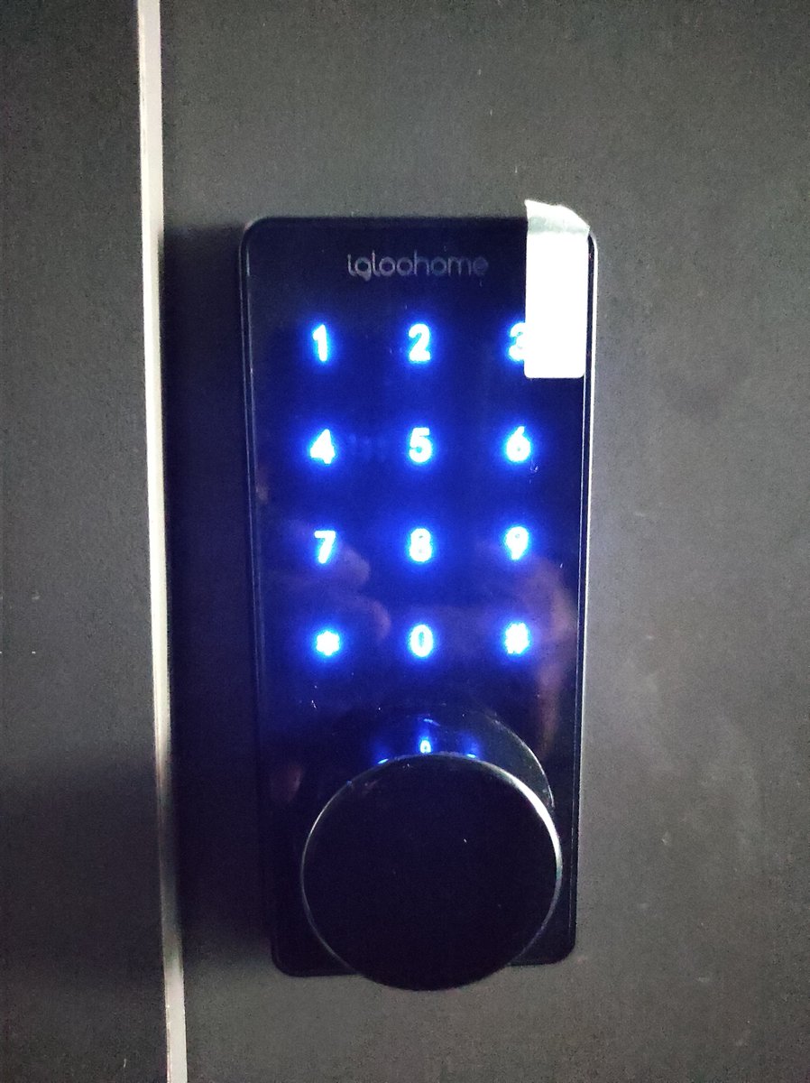 Widino's tweet photo. Hostel konsep industrial minimalis, saking minimalisnya gada lift, gada receptionist, gada lobby, gapake check in, gapake liatin KTP. Blass langsung masuk kamar, nomor kamar dan kode akses dikirim via whatsapp. 

Perfect bgt buat yg mau ngamar berdua, 100% aman ✌😂 https://t.co/GOeVqaRGm1