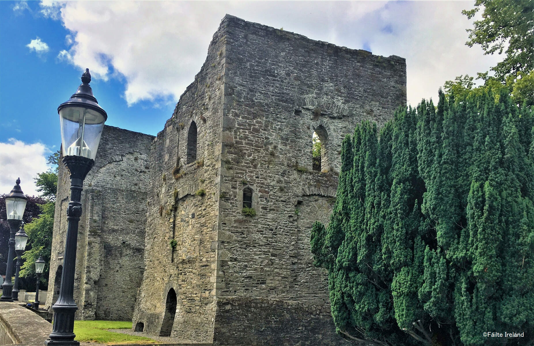 アイルランド大使館 Ireland In Japan Auf Twitter アイルランドお城巡り 13世紀初期に建てられた石造りのメイヌース城 は かつてキルデア伯フィッツジェラルド家の権力の象徴でした 8代目のギャレットは 1487年から1513年まで王としてアイルランドを統治