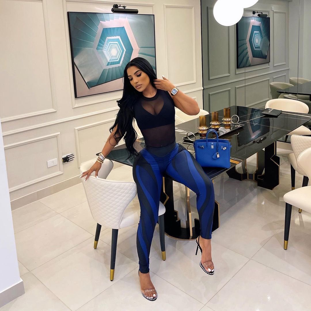 Darealayla's tweet photo. All this drip 💧 they know I’m on that crip shit when these blue hundreds 💙💫 https://t.co/V7b7HL7BDh