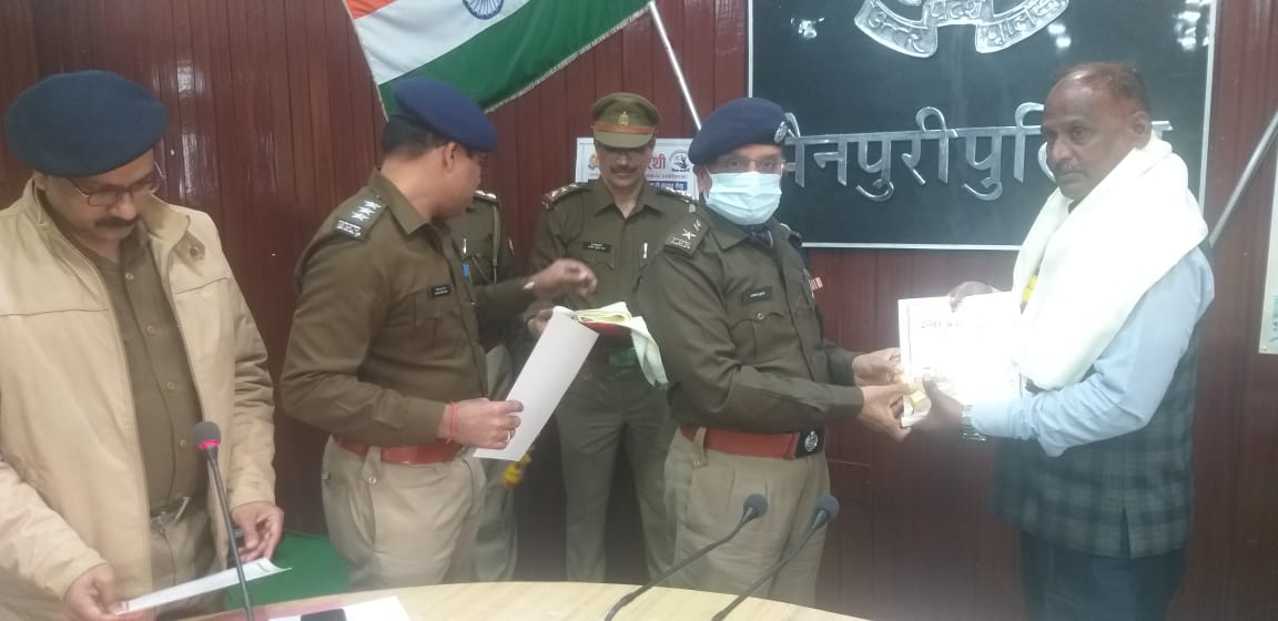 mainpuripolice's tweet photo. आज दिनांक 31.12.2021 को पुलिस अधीक्षक मैनपुरी एवं अपर पुलिस अधीक्षक मैनपुरी द्वारा पुलिस लाइन में अधिवर्षता आयु पूर्ण कर सेवानिवृत्त हुए 07 पुलिसकर्मियों को उपहार भेंट कर उनके उज्जवल भविष्य की कामना करते हुये भावभीनी विदाई दी गई। https://t.co/4DdGjIBJzr