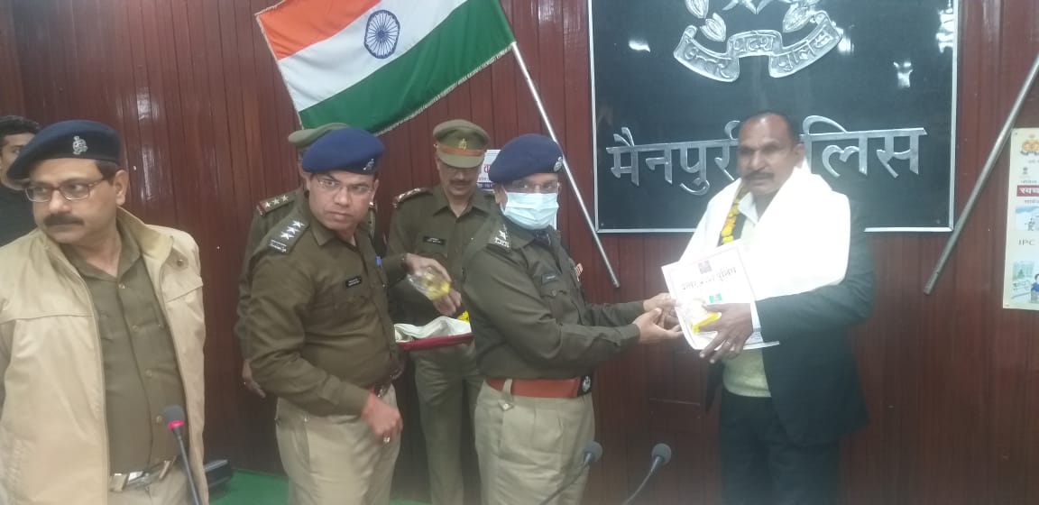 mainpuripolice's tweet photo. आज दिनांक 31.12.2021 को पुलिस अधीक्षक मैनपुरी एवं अपर पुलिस अधीक्षक मैनपुरी द्वारा पुलिस लाइन में अधिवर्षता आयु पूर्ण कर सेवानिवृत्त हुए 07 पुलिसकर्मियों को उपहार भेंट कर उनके उज्जवल भविष्य की कामना करते हुये भावभीनी विदाई दी गई। https://t.co/4DdGjIBJzr