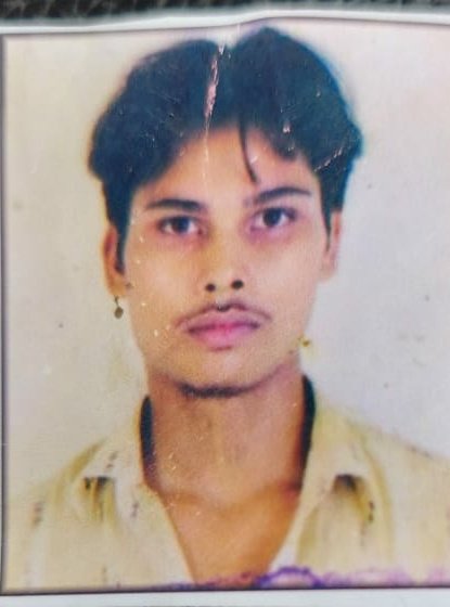 कानपुर थाना बिधनू महादेव नगर गंगापुर कालोनी में 22 वर्षीय युवक फांसी के फंदे में झूला हुई मौत कल रात फैक्ट्री से लौटा सुबह कमरे में फाँसी के फंदे में मिला लटक घटना स्थल पहुंची विधनू पुलिस जांच में जुटी
