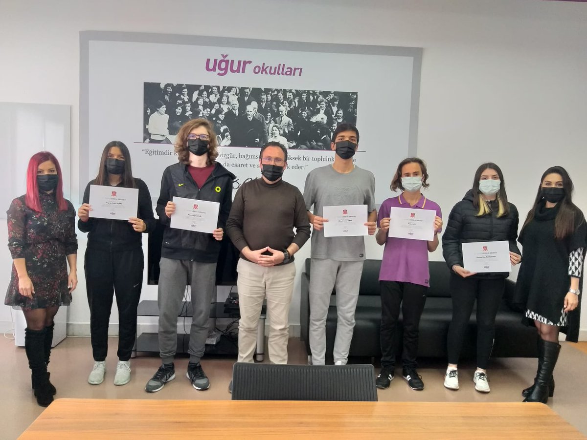 UOMuratpasa's tweet photo. Lise Kademesi Tigers Club öğrencilerimize katılım sağladıkları "Liderlik Zirvesi Katılım Belgeleri" Kampüs Müdürümüz Sn. Levent ALPER tarafından takdim edildi.

#UgurluOlmak 
#utigers https://t.co/ZnVtQ3pK2l