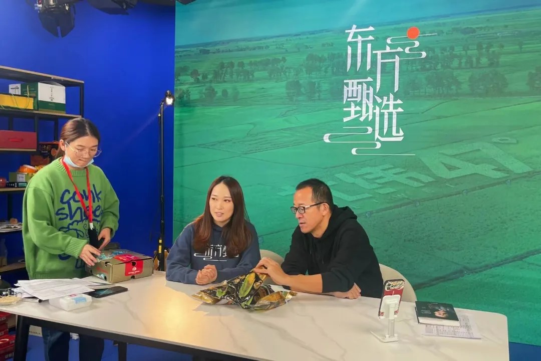 bling_abc's tweet photo. Michael Yu, founder, and chairman of New Oriental hosted a live stream on Dec. 28th. The switch to live streaming will be not easy since this is a new venture of New Oriental. But we will face all of the challenges together!
#BlingABC #NewOriental #LiveStream #Education https://t.co/J8wTxzYBmH