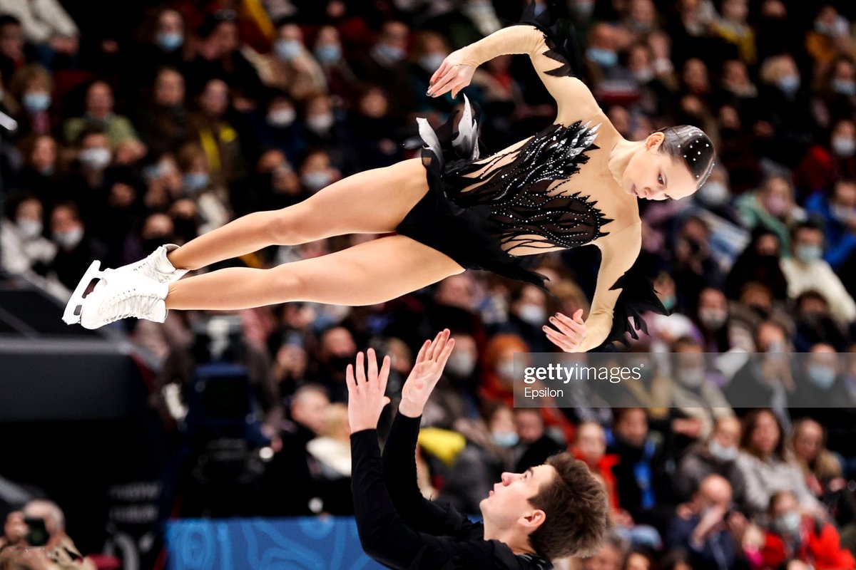 goldenskate's tweet photo. Happy Birthday 🎂 to Russia's 🇷🇺 #DariaPavliuchenko #ДарьяПавлюченко — The 2018 #WorldJFigure 🥇 with #DenisKhodykin #ДенисХодыкин! GS Fan Fest @ https://t.co/d7iWb9fmJW #GPFigure #SkateCanada 🥈 #RostelecomCup 🥈 (new PB FS/TS) 👏🏻 📷 2020-21 FS #BlackSwan #FigureSkating https://t.co/LNLEBKz4BF