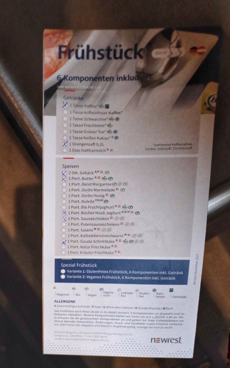 🇦🇹🛌🇩🇪 Good morning with the breakfast from a sleeper compartment of <a href="/unsereOEBB/">ÖBB</a>🇦🇹 #Nightjet №456 (#Vienna🇦🇹-#Berlin🇩🇪). There is a new <a href="/newrestgroup/">Newrest</a> menu, as well as a proper porcelain plate &amp; ☕-cup. Looking great 😍! (Arr. with +21min) !B