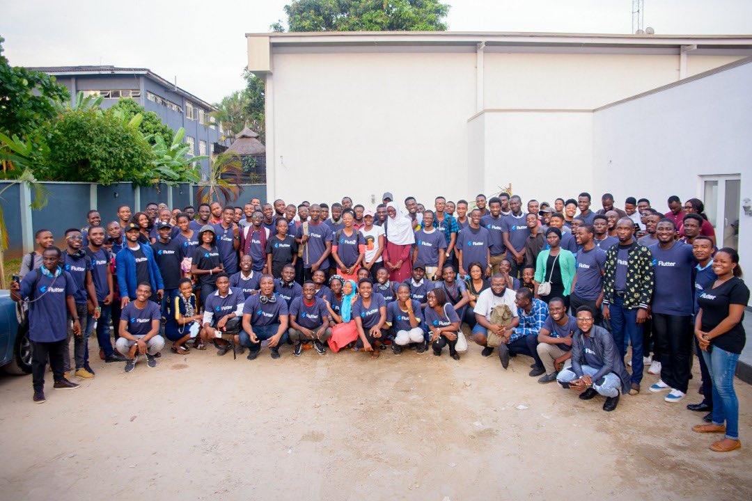 OluwatomisinEs2's tweet photo. 2021 wrap up 🤲🏾: for me would be seeing other flutter devs winning especially those that adopted it early on years ago, knowing there were little to no jobs available. Now, Devs are taking in 7figures, doing 5x 10x, building improved packages, mobile n web apps. 2022 we go again. https://t.co/UjjQ52mKtA