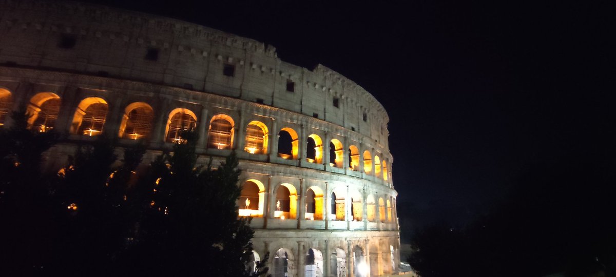 laia_santis's tweet photo. Dia o nit??? 

#colosseu 
#colosseum 
#colosseo
#roma https://t.co/iMsR7O8zne