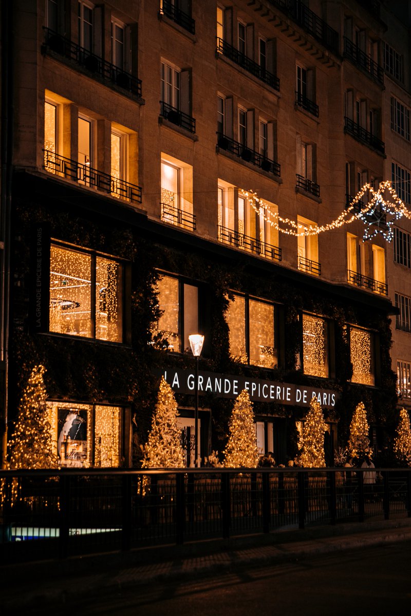 Nos magasins fermeront à 19h vendredi 31 décembre, et seront fermés samedi 1er janvier. La Grande Epicerie de Paris, 80 rue Passy rouvrira le dimanche 2 janvier de 9h à 12h45. La Grande Epicerie de Paris, 38 rue de Sèvres rouvrira dimanche 2 janvier de 10h à 20h.