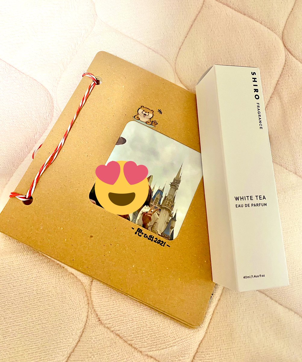 今年コロナの隙を縫って色々遊びに行った友達がアルバム作ってプレゼントしてくれた🥺めっちゃ嬉し〜〜〜来年も遊ぼうね〜〜（SHIROの香水も貰った✌️）