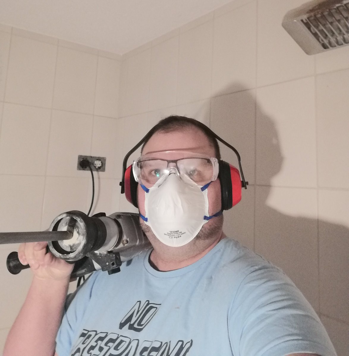 Chrissip81's tweet photo. Aggressionen? Ich? Wegen Querdullies? Nein...😈
Halbes Bad rausgekloppt und alles ist wieder gut 😎😎😎
Rest hebe ich mir fürs neue Jahr auf...😇
#destrucfluencer #neuesbad #diy https://t.co/1phTFbb5Uz