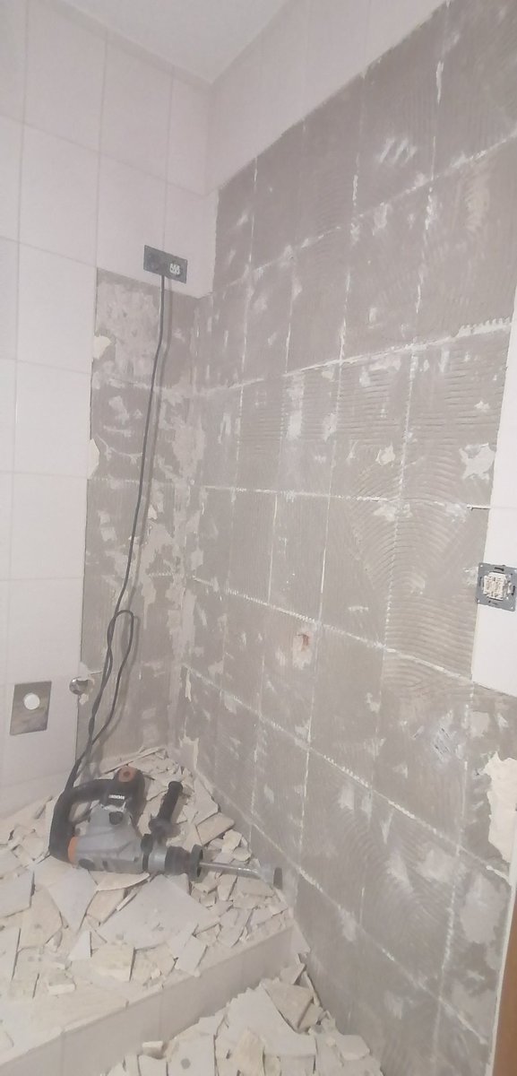 Chrissip81's tweet photo. Aggressionen? Ich? Wegen Querdullies? Nein...😈
Halbes Bad rausgekloppt und alles ist wieder gut 😎😎😎
Rest hebe ich mir fürs neue Jahr auf...😇
#destrucfluencer #neuesbad #diy https://t.co/1phTFbb5Uz