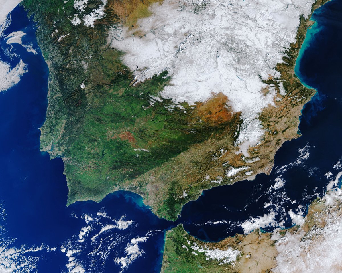 #YearInImages: it's the last day of #2021, so we're going to share some of our most memorable images - every hour, on the hour. Let's start with this, here's Spain under record-breaking snowfall, on 12 January 2021
👉esa.int/About_Us/Week_…