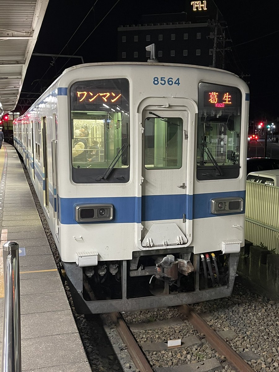 Rail_Channel's tweet photo. 久々に #8564F 乗車(今日は佐野線運用)
塗りドア+案内表示器の組み合わせはこの編成だけ
#8000系 #佐野線 https://t.co/F4geQhLazq