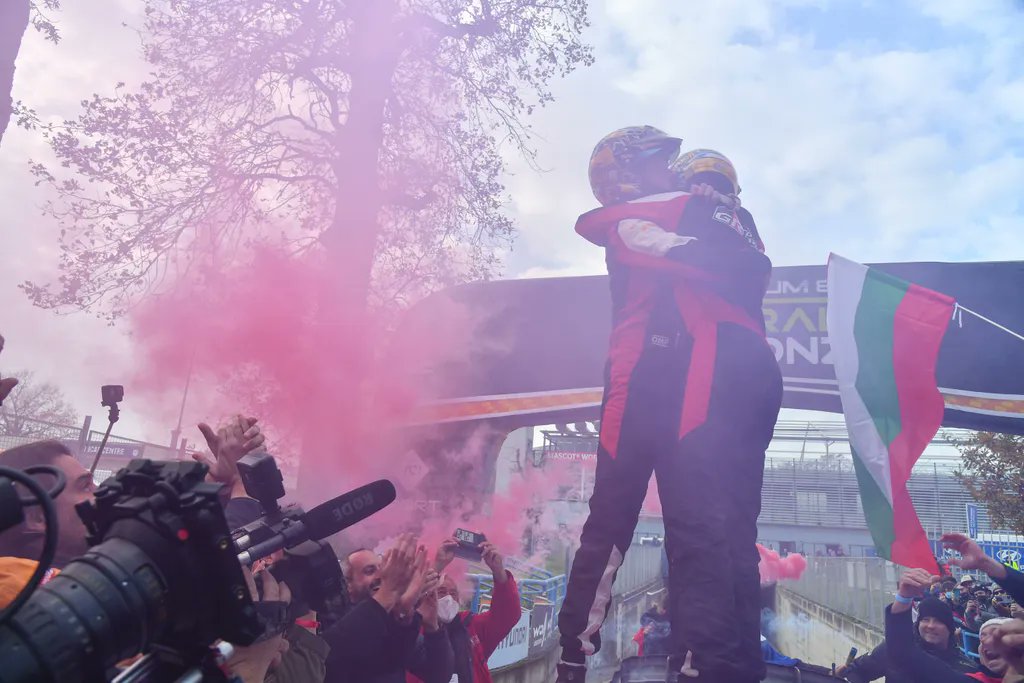 We want to wish you a happy 2022 with smoke and fireworks and with the most beautiful image of the FORUM8 <a href="/AciRallyMonza/">ACIRallyMonza</a> maybe the most beautiful of the whole @officialwrc 2021!
See you at @rallyitaliasardegna!
#wrc 
📸 #massimobettiol