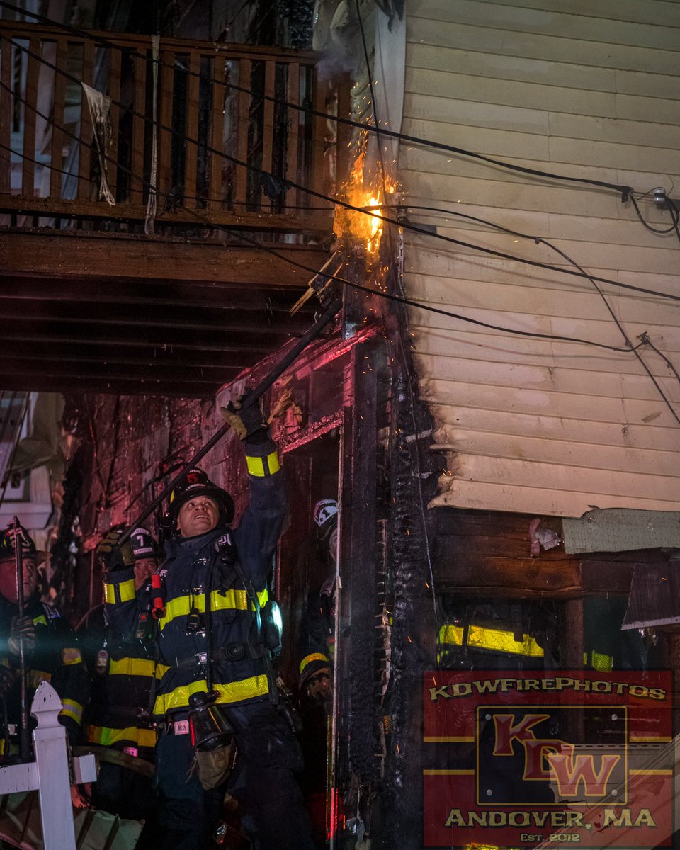 kdwfirephotos's tweet photo. #LawrenceMA 3rd alarm at 107-111 Abbott St tonight. Well involved 2.5sty vacant extended to exposure B, a 3sty occupied dwelling. Rapid deployment of big lines &amp; asbestos siding kept damage to the exposure minimal. A cause is under investigation #1DC https://t.co/rKWHGYY7yL