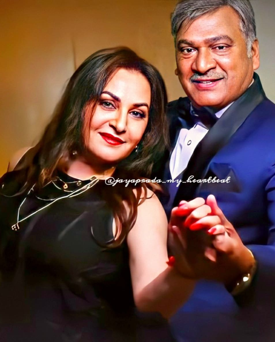 jayapradaholic's tweet photo. And it's a wrap!!!(LAST POST OF 2021) PART- 1🔙
.
Here's a glance at some of the pics of events that took place in 2021 relative to JP mam🤩
.
@realjayaprada 🕊
#happiness
#thankyou #2021
.
#jayaprada #jayapradagaru #jayapradians #tollywood #bollywood #sandalwood #actress #actor https://t.co/JhAtaFVm2u