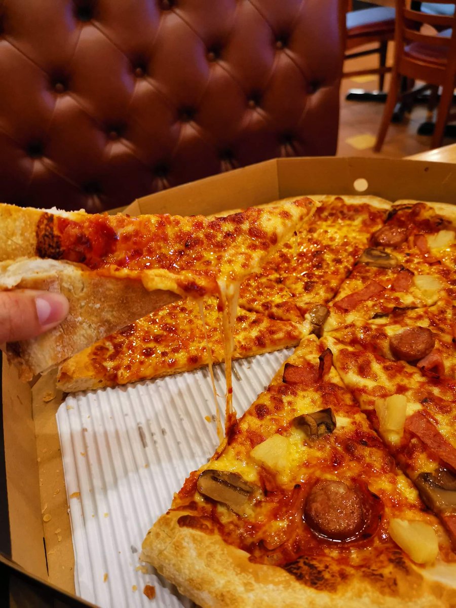 DekChubby2020's tweet photo. ไอเท็มเหมือนจะลับแต่ไม่ลับของ The pizza company
.
เมื่อก่อนอีผงชีสเนี่ยนางจะวางไว้กับผงปาปิก้า ออริกาโน่ แต่ตอนนี้ต้องขอจากพนักงานเท่านั้น รสชาติจะเค็มๆหอมๆชีสคล้ายๆพาเมซาน ใส่มากอ้วนมาก ใส่น้อยอ้วนน้อย คือมันเพิ่มความเค็มความนัวความหอมของพิซซ่าและไก่ไปอีก 50% อ่ะ #อร่อยบอกต่อ https://t.co/fq2Hepipv2