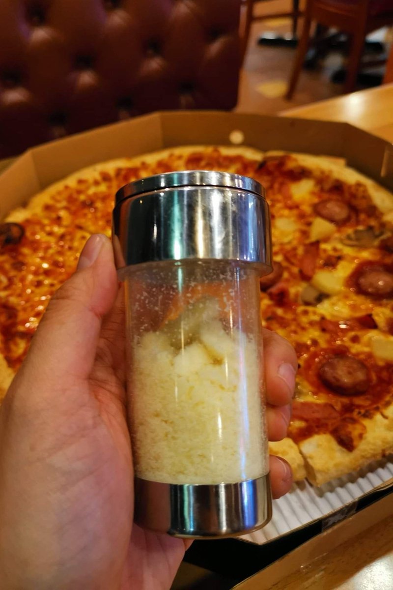 DekChubby2020's tweet photo. ไอเท็มเหมือนจะลับแต่ไม่ลับของ The pizza company
.
เมื่อก่อนอีผงชีสเนี่ยนางจะวางไว้กับผงปาปิก้า ออริกาโน่ แต่ตอนนี้ต้องขอจากพนักงานเท่านั้น รสชาติจะเค็มๆหอมๆชีสคล้ายๆพาเมซาน ใส่มากอ้วนมาก ใส่น้อยอ้วนน้อย คือมันเพิ่มความเค็มความนัวความหอมของพิซซ่าและไก่ไปอีก 50% อ่ะ #อร่อยบอกต่อ https://t.co/fq2Hepipv2