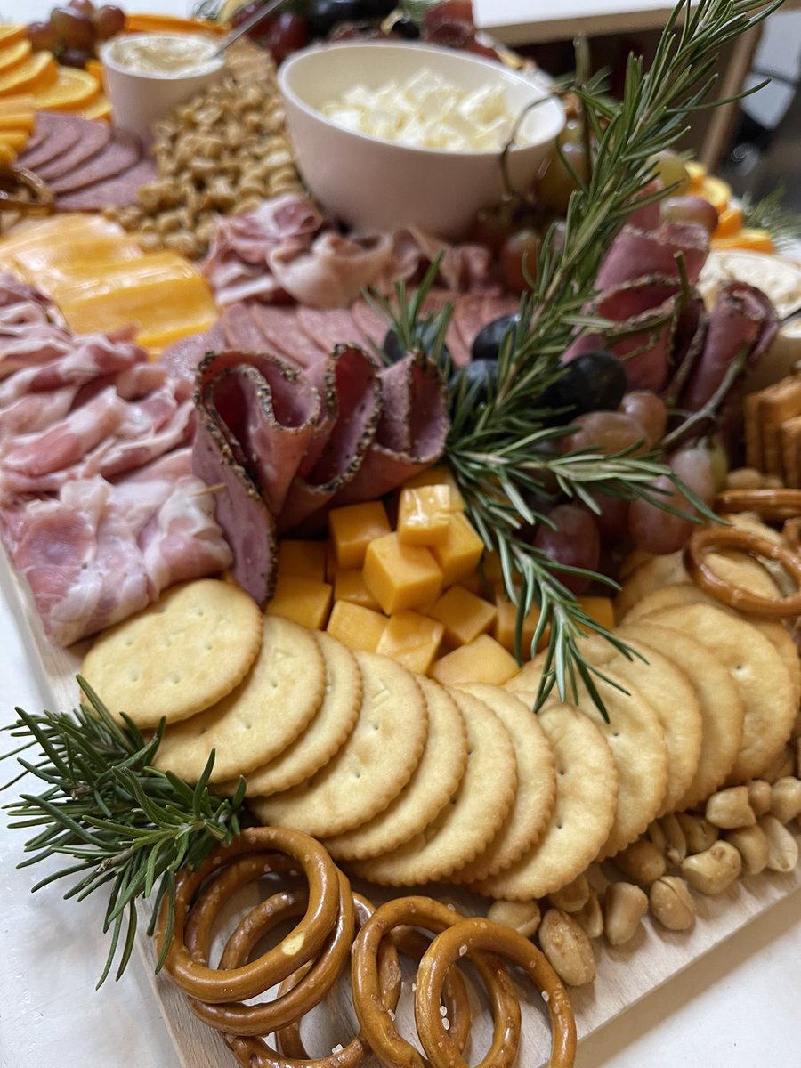 docgnikgnok's tweet photo. Charcuterie! Not bad for the first timer 😎

Happy New Year 🥳 https://t.co/nHFKHyoczW