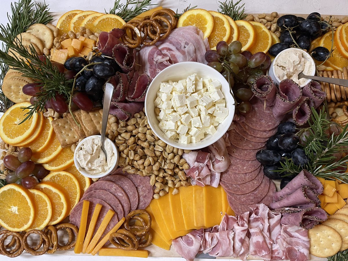 docgnikgnok's tweet photo. Charcuterie! Not bad for the first timer 😎

Happy New Year 🥳 https://t.co/nHFKHyoczW