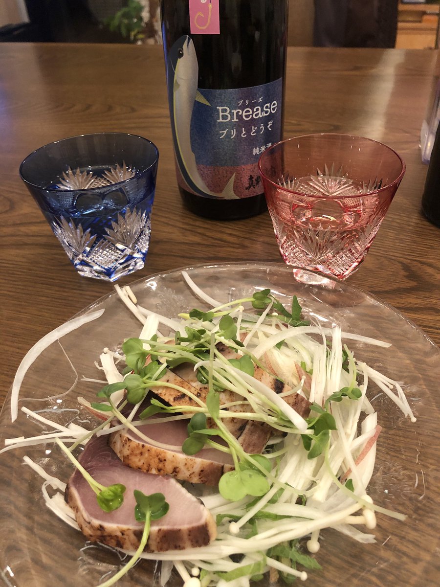 km_nkmt's tweet photo. やっと座りました。
鰤のタタキと鰤のためのお酒
#Brease
#真野鶴
 ちょっと食べかけてしまったけどね😅 https://t.co/P1yrcqxVmi