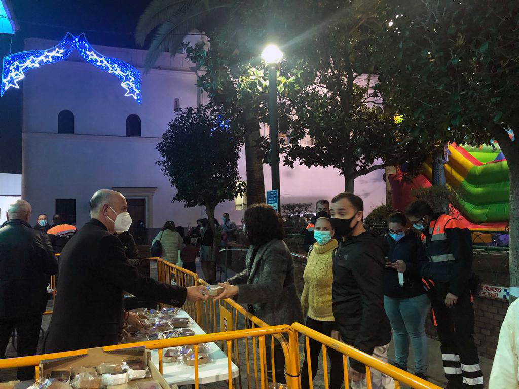 SP_Soluciones's tweet photo. Nuestras #tarrinas de #cartón han estado presentes en el adelanto de las campanadas de #AñoNuevo de Lepe para contener las #berries de la suerte de @PlusBerries. Las hayáis comido ayer o esta noche. Comáis #frutosRojos o #uvas. Desde @SP_Soluciones os deseamos un 2022 de salud. https://t.co/J9jXoSBdXD