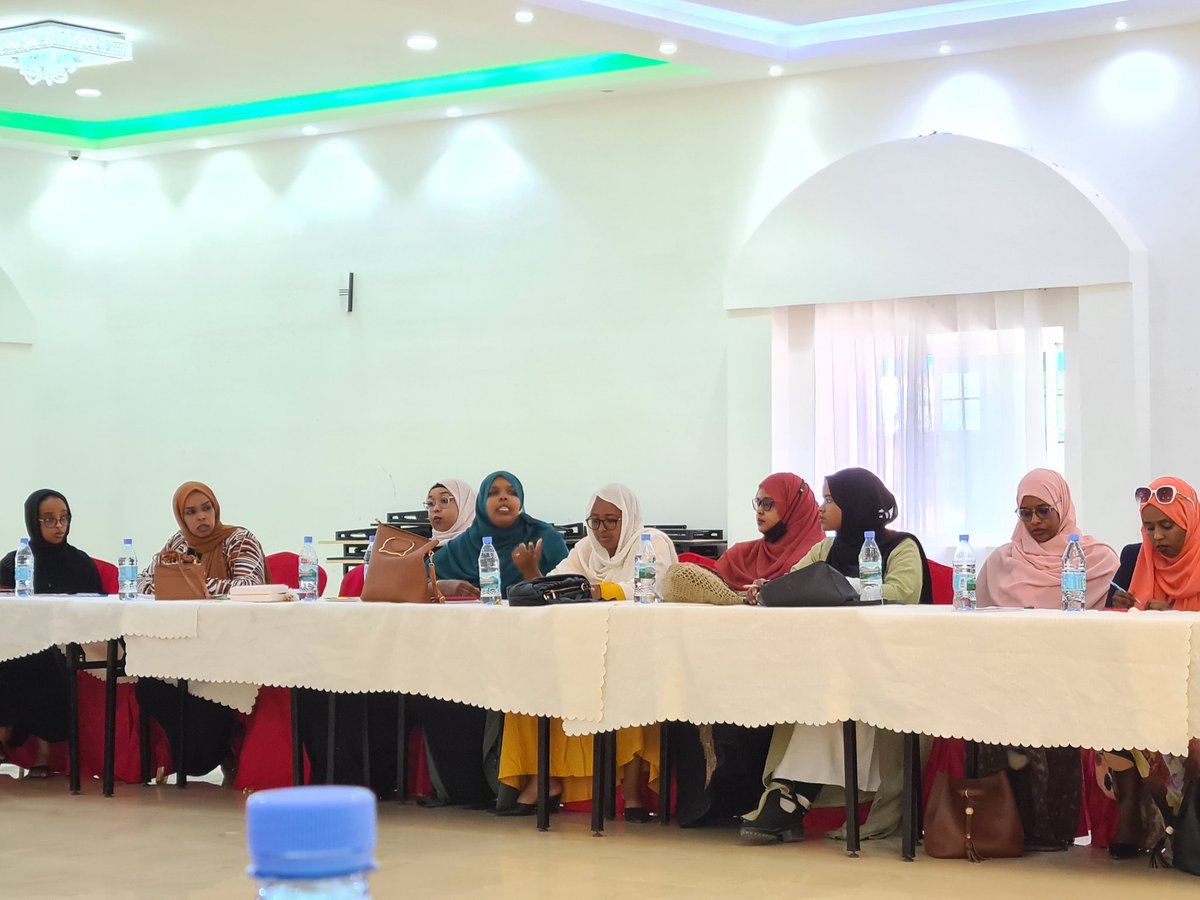 ForumXog's tweet photo. Qodobka Khatarta Beentu leedahay oo ay daadihinaysay @nuraosman_ ayaa kuso gabogaboobay wada hadal dhinac kasta leh oo ay ka doodayeen xubnaha xog-wadaag. https://t.co/K5cwXlg9iI