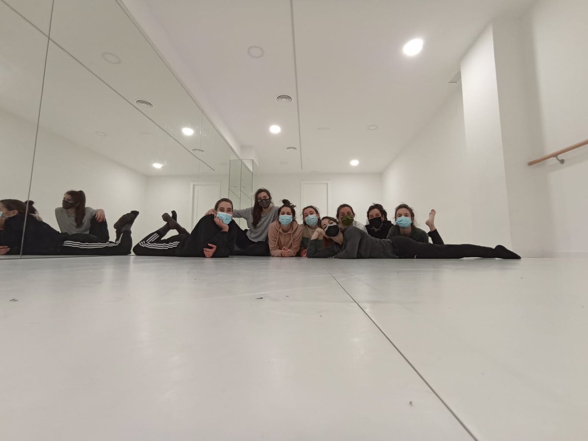 EspacioLasala's tweet photo. G R A C I A S
Terminamos la semana especial de clases de navidad en @EspacioLasala con mucho meneo, sudor, música bien alta y jaleo jaleo 🤺 🤺 🤺.
#danzacontemporanea #murcia #espacioLASALA https://t.co/8yR78l8IvB