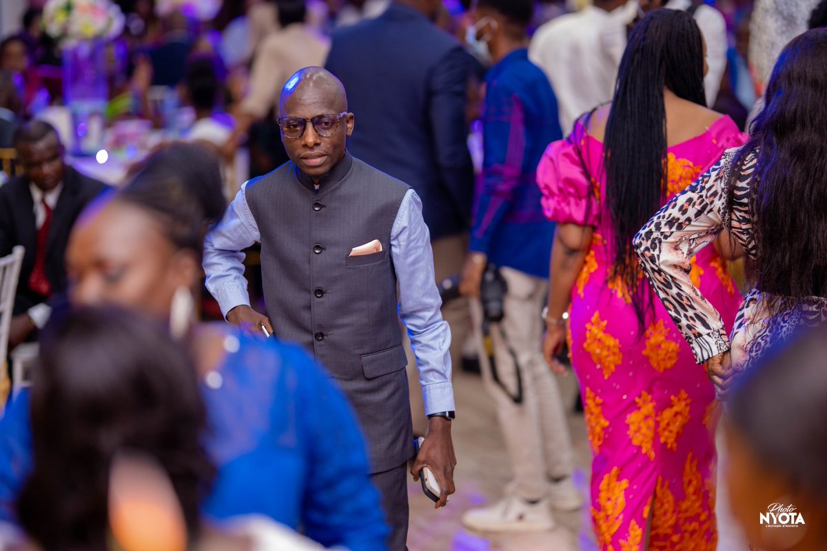 PatrickTetePT's tweet photo. #Tofulana
J’ai appris à faire confiance à l’expertise locale. La veste sans manches que j’ai portée est l’œuvre d’un Couturier 🪡 que je connais à #Masina. #RDC 🇨🇩
—
Soyez élégant svp 😎dixit @AlainMake20
#Equlibre https://t.co/xKMM8WfZ6I