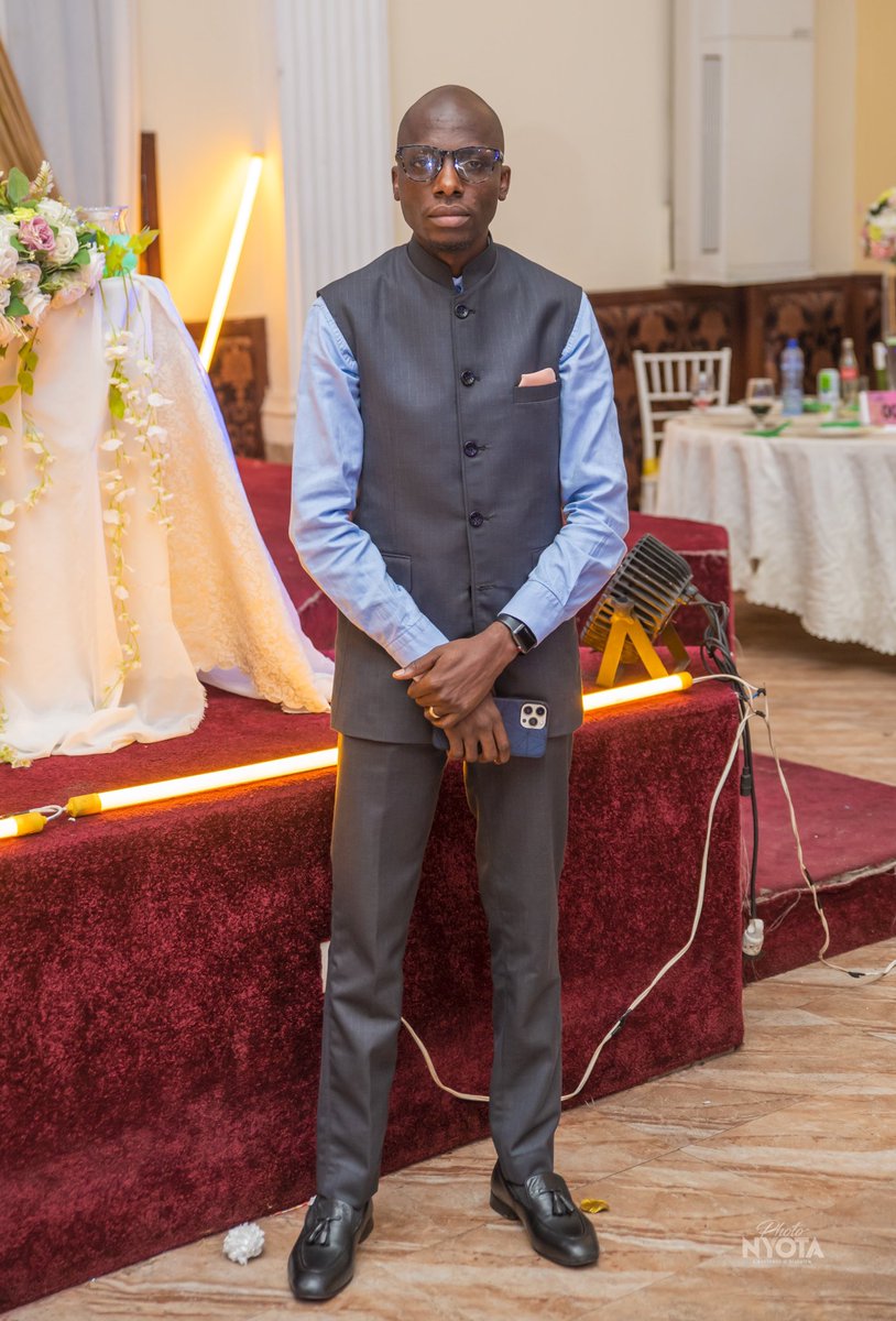 PatrickTetePT's tweet photo. #Tofulana
J’ai appris à faire confiance à l’expertise locale. La veste sans manches que j’ai portée est l’œuvre d’un Couturier 🪡 que je connais à #Masina. #RDC 🇨🇩
—
Soyez élégant svp 😎dixit @AlainMake20
#Equlibre https://t.co/xKMM8WfZ6I
