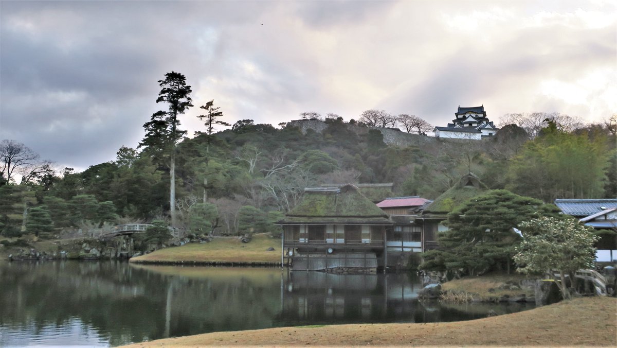 Tokyonobo's tweet photo. Hikone Castle is a Edo-period Japanese castle in the city of Hikone, Shiga Prefecture. Hikone is one of only five castles listed as a National Treasure. Please also see the video of Hikone in the snow. https://t.co/nIDXEB6EEo https://t.co/jvacxAVQin