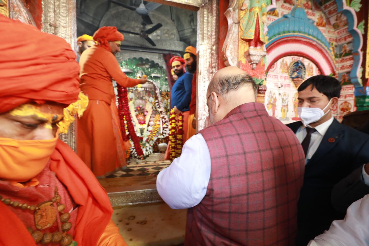 AmitShah's tweet photo. अयोध्या जी के ऐतिहासिक श्री हनुमानगढ़ी मंदिर में बजरंगबली के दर्शन कर पूजा-अर्चना करने का परम सौभाग्य प्राप्त हुआ।

जय श्री राम! https://t.co/GSbhizh7rM