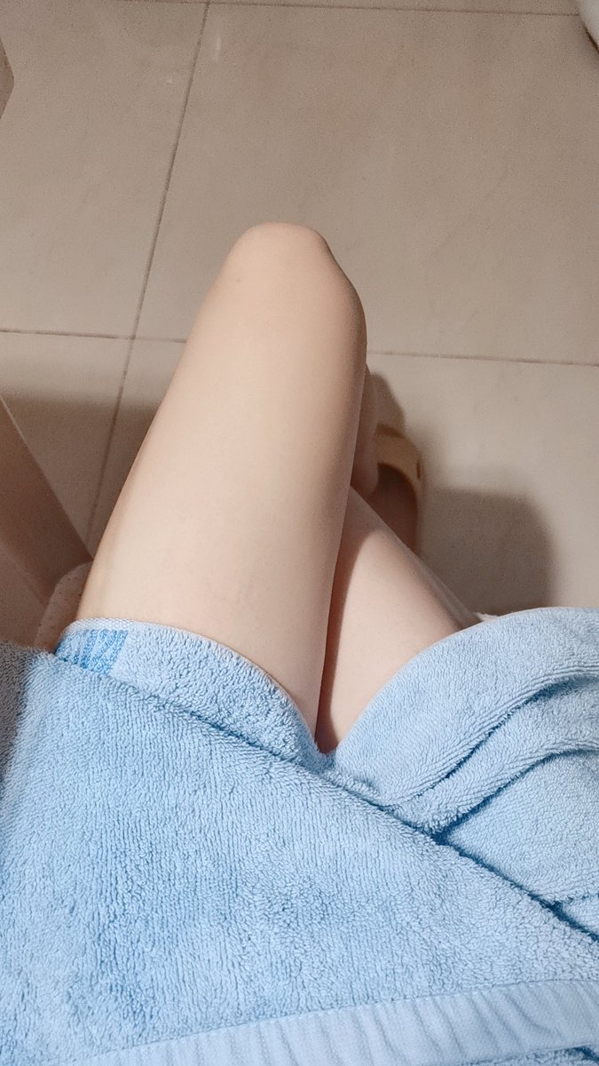 e6_dcb's tweet photo. 家里暖气热热的，好舒服，今天跨年了呀，嘻嘻 https://t.co/MOelYFAl5h