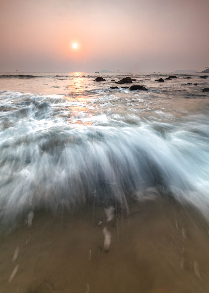 travelopher's tweet photo. “Because there’s nothing more beautiful than the way the ocean refuses to stop kissing the shoreline, no matter how many times it’s sent away.” ― Sarah Kay #ocean #seascape #travelphotography #photography #Goa #IncredibleIndia https://t.co/BfbkmmH95r