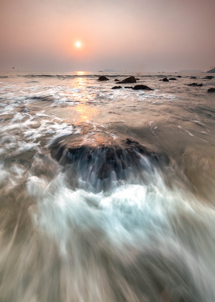 travelopher's tweet photo. “Because there’s nothing more beautiful than the way the ocean refuses to stop kissing the shoreline, no matter how many times it’s sent away.” ― Sarah Kay #ocean #seascape #travelphotography #photography #Goa #IncredibleIndia https://t.co/BfbkmmH95r