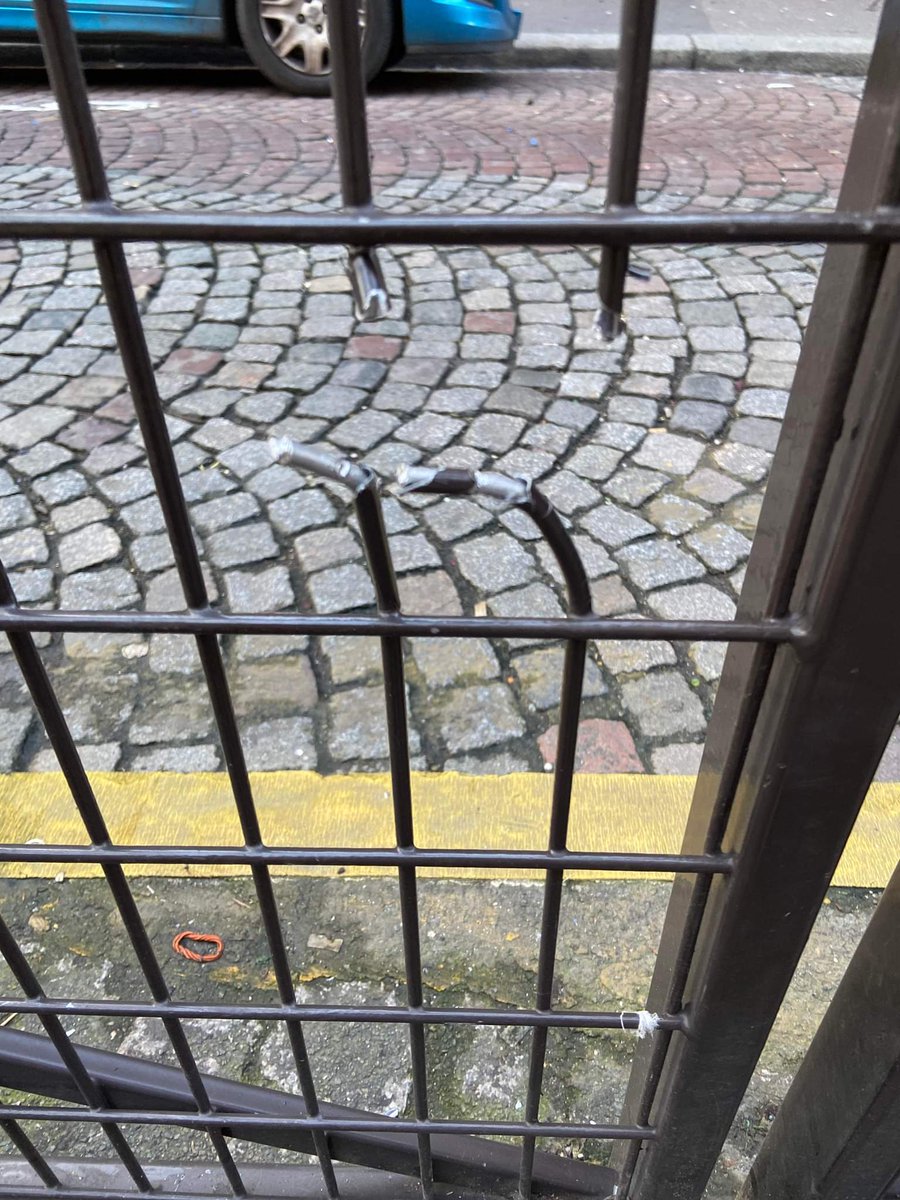 Garer un vélo à Paris à 02h du matin, illustration le lendemain à 08h. <a href="/David_Belliard/">David Belliard</a> on peut avoir plus d'attaches pour vélos svp 😭