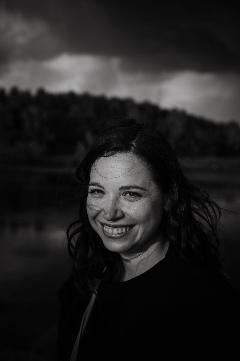 bcomebetta's tweet photo. Quest’anno sono arrivate le rughe, ho dovuto guardare in faccia la mia vulnerabilità, incontrare la tempesta che mi abita, ma ho cercato di tenere quel sorriso al suo posto, anche se non sempre visibile.
Al 2022 non chiedo niente, sono sicura lui sappia già tutto. https://t.co/itIhN7xk9E